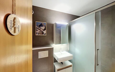 Mont-Rouge: Gulvbelægning, Indretning, Væg, Etage, Sanitærarmatur, Træ, Loft, Belysning, Badeværelse, Håndvask