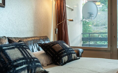 Montfort 10A: Ejendom, Møbel, Komfort, Azure, Træ, Bygning, Textile, Indretning, Bed Frame, Arkitektur