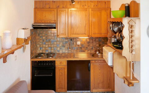 Foret E3: Værelse, Møbel, Countertop, Ejendom, Cabinetry, Køkken, Bygning, Komfur, Hus, Indretning