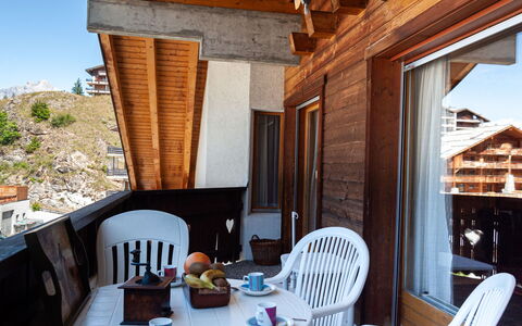 Nendaz 340: Bord, Møbel, Ejendom, Bygning, Stol, Indretning, Bordservice, Træ, Skygge, Veranda