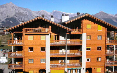 Nendaz 360: Himmel, Bygning, Bjerg, Ejendom, Vindue, Hus, Arkitektur, Urban Design, Plante, Boligområde