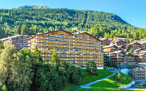 Nendaz 400: Himmel, Plante, Bygning, Bjerg, Naturlige Landskab, Vegetationen, Land Lot, Hældning, Highland, Urban Design