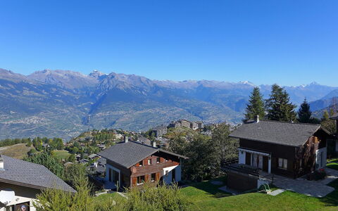 Hildegarde: Bjergrige Landskabsformer, Bjerg, Bjergkæde, Bjerglandsby, Hill Station, Alps, Ejendom, Himmel, Naturlige Landskab, Hus