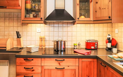 Chalet Picardie: Countertop, Cabinetry, Ejendom, Køkken, Træ, Køkken Apparat, Komfur, Skuffe, Indretning, Køkkenvask