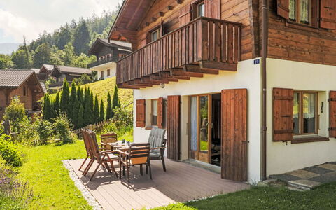 Chalet Picardie: Plante, Bygning, Ejendom, Vindue, Himmel, Træ, Træ, Stol, Dør, Boligområde