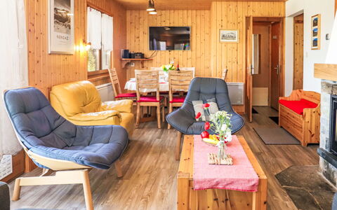 Chalet Picardie: Bord, Møbel, Couch, Træ, Indretning, Komfort, Stol, Gulvbelægning, Stue, Stueplante