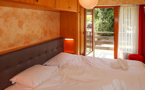 Nendaz 600: Møbel, Komfort, Bygning, Træ, Textile, Orange, Skygge, Belysning, Indretning, Etage