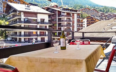 Nendaz 600: Bygning, Ejendom, Vindue, Himmel, Flaske, Bjerg, Kvarter, Hus, Urban Design, Bord