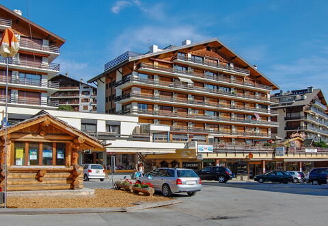 Nendaz 800: Himmel, Bil, Bygning, Sky, Ejendom, Hjul, Køretøj, Vindue, Urban Design, Ejerlejlighed