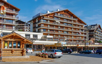 Nendaz 800: Himmel, Bil, Bygning, Sky, Ejendom, Hjul, Køretøj, Vindue, Urban Design, Ejerlejlighed
