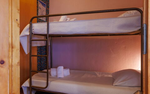 Jolimont J4: Køjeseng, Træ, Seng, Bed Frame, Soveværelse, Sengetøj, Sengetøj, Hostel, Bejdse, Sovesal
