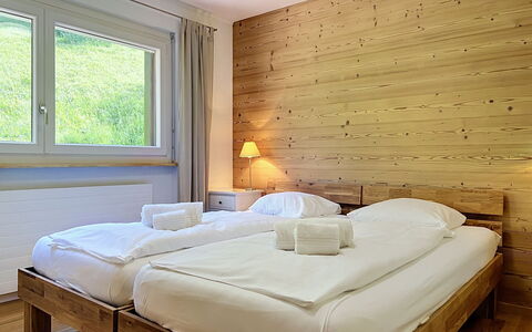 Nendaz 150: Seng, Indretning, Soveværelse, Møbel, Træ, Loft, Gulvbelægning, Sengetøj, Sengetøj, Etage