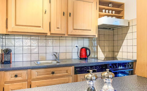 Nendaz 150: Cabinetry, Countertop, Ejendom, Køkkenvask, Blå, Køkken, Håndvask, Tap, Træ, Indretning