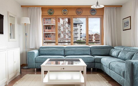 Nendaz 831: Bord, Couch, Møbel, Ejendom, Azure, Vindue, Komfort, Stue, Træ, Indretning