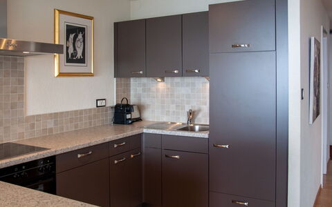 Nendaz 840: Countertop, Cabinetry, Ejendom, Bygning, Billedramme, Håndvask, Køkken, Tap, Indretning, Skuffe
