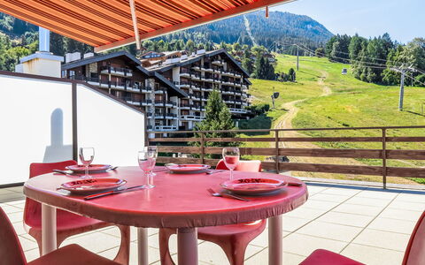 Nendaz 840: Bord, Møbel, Ejendom, Plante, Træ, Skygge, Udendørs Møbler, Indretning, Udendørs Bord, Arkitektur