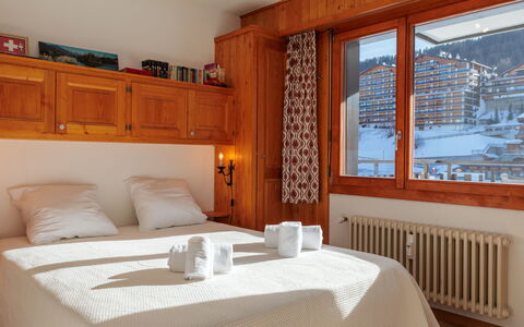 Ecluses 2: Træ, Indretning, Værelse, Lejlighed, Bejdse, Loft, Hårdttræ, Cabinetry, Soveværelse, Seng