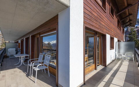 Nendaz 890: Bygning, Træ, Indretning, Etage, Gulvbelægning, Skygge, Stol, Hårdttræ, Ejendom, Bjælke