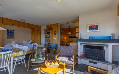 Muverans i L2 890.6: Ejendom, Møbel, Bord, Indretning, Belysning, Stol, Billedramme, Stue, Gulvbelægning, Loft