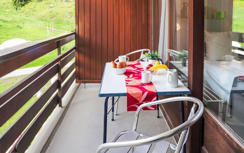 Siviez-Nendaz 100: Plante, Bord, Træ, Fritid, Udendørs Møbler, Veranda, Komfort, Bygning, Hårdttræ, Skygge