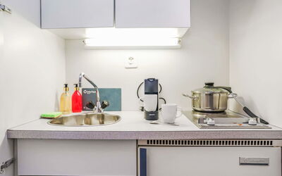 Rosablanche E36 100.13: Cabinetry, Køkken Apparat, Køkken, Tap, Husholdningsapparat, Countertop, Indretning, Komfur, Reoler, Hus