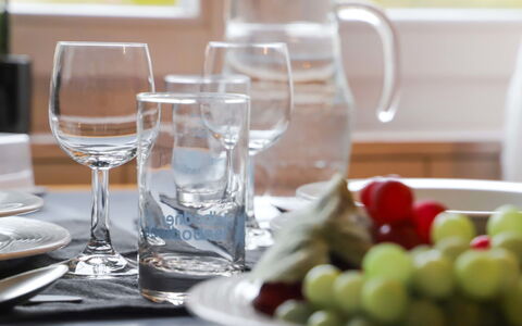 Schönried 200: Mad, Bordservice, Bord, Glasservice, Drinkware, Tallerkner, Ingrediens, Plade, Barware