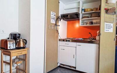 Chalet Marie Rosa 121.3: Køkken, Køkken Apparat, Større Bandage, Countertop, Møbel, Indretning, Cabinetry, Gulvbelægning, Værelse, Etage