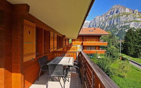 Grindelwald 106: Ejendom, Arkitektur, Hus, Bygning, Hjem, Værelse, Ejendom, Træ, Altan, Bjerg