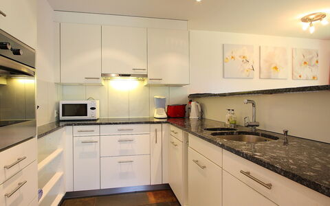 Grindelwald 106: Countertop, Værelse, Ejendom, Køkken, Cabinetry, Møbel, Gul, Indretning, Bygning, Håndvask