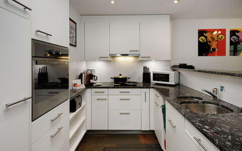 Grindelwald 106: Køkken, Countertop, Køkken Apparat, Større Bandage, Indretning, Cabinetry, Gulvbelægning, Loft, Møbel, Husholdningsapparat