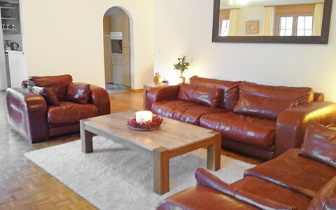 Chalet Perle: Brun, Spejl, Couch, Møbel, Bord, Billedramme, Komfort, Træ, Studio Couch, Stue
