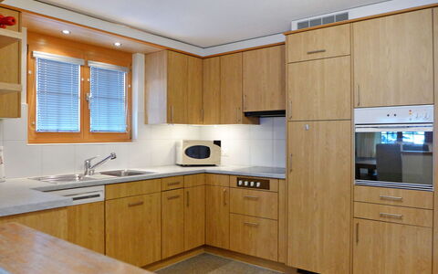 Chalet Perle: Cabinetry, Countertop, Køkkenvask, Håndvask, Ejendom, Tap, Vindue, Stueplante, Køkken, Bygning