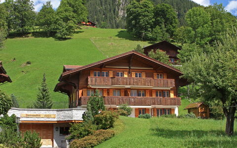 Chalet Hori: Sky, Plante, Himmel, Ejendom, Bygning, Vindue, Træ, Grøn, Naturlige Landskab, Bjerg