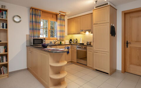 Chalet Hori: Møbel, Indretning, Køkken, Gulvbelægning, Countertop, Træ, Cabinetry, Køkken Apparat, Etage, Loft