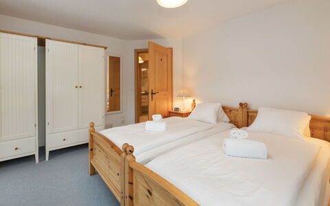 Chalet Hori: Møbel, Indretning, Seng, Soveværelse, Træ, Loft, Etage, Gulvbelægning, Sengetøj, Sengetøj