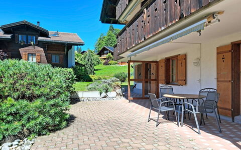 Chalet Hori: Hus, Tag, Sommerhus, Have, Lawn, Estate, Gård, Landscaping, Altan, Udvej