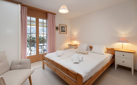 Chalet Hori: Møbel, Indretning, Seng, Træ, Etage, Soveværelse, Gulvbelægning, Loft, Sengetøj, Værelse