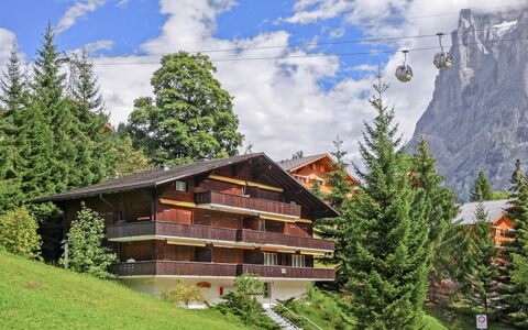 Chalet Bodmisunne: Sky, Plante, Himmel, Bygning, Bjerg, Vindue, Naturlige Landskab, Træ, Highland, Hus