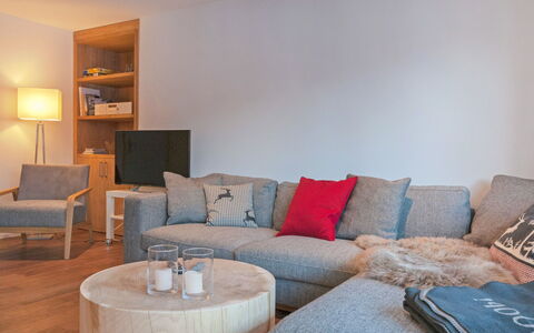 Chalet Bodmisunne: Værelse, Møbel, Stue, Ejendom, Indretning, Couch, Bord, Væg, Hus, Bygning