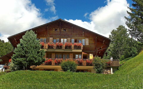 Chalet Doris: Sky, Plante, Himmel, Bygning, Træ, Vindue, Naturlige Landskab, Land Lot, Hus, Græs