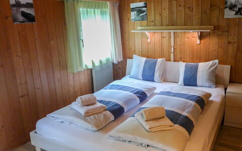 Egg-Isch: Møbel, Ejendom, Komfort, Bed Frame, Træ, Bygning, Cabinetry, Pude, Indretning, Lampe