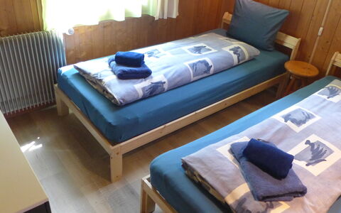 Egg-Isch: Bygning, Møbel, Ejendom, Komfort, Azure, Pude, Indretning, Bed Frame, Træ, Hus