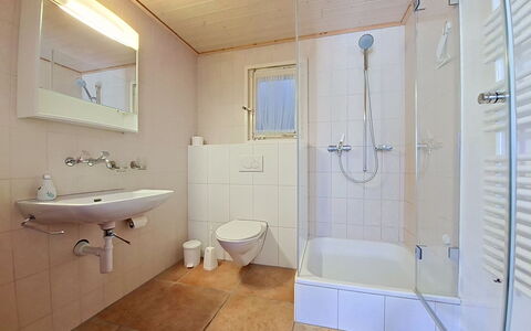 Chalet Holzwurm: Badeværelse, Gulvbelægning, Sanitærarmatur, Indretning, Etage, Træ, Badeværelsesvask, Loft, Vvs, Håndvask
