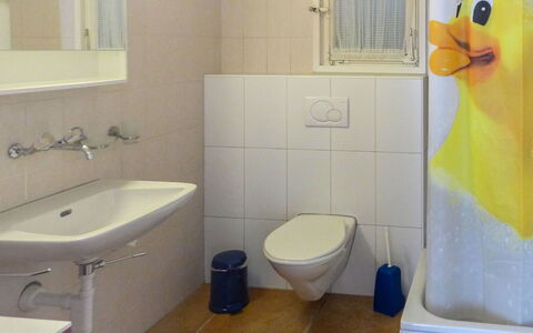 Chalet Holzwurm: Håndvask, Ejendom, Spejl, Sanitærarmatur, Blå, Purple, Badeværelse, Grøn, Toiletbræt
