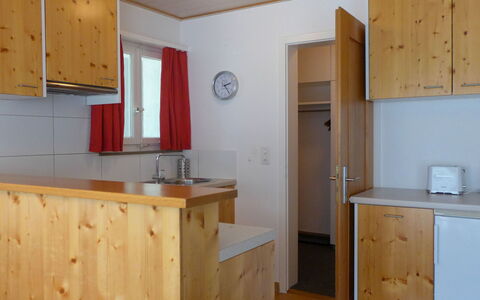 Chalet Holzwurm: Cabinetry, Countertop, Ejendom, Møbel, Bygning, Håndvask, Køkkenvask, Træ, Skuffe