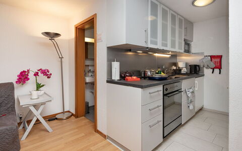 Chalet Chiebrendli: Møbel, Køkken, Køkken Apparat, Countertop, Indretning, Cabinetry, Gulvbelægning, Større Bandage, Træ, Etage