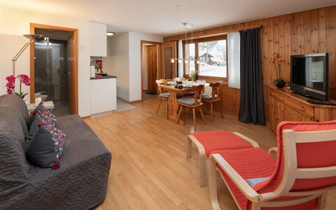 Chalet Chiebrendli: Møbel, Indretning, Træ, Gulvbelægning, Loft, Couch, Værelse, Etage, Stue, Lejlighed