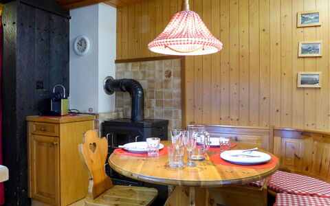 Stocki: Bord, Møbel, Ejendom, Bygning, Cabinetry, Stol, Træ, Bordservice, Indretning, Belysning