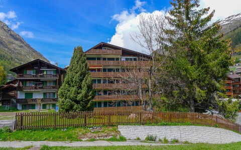 Zermatt 100: Sky, Himmel, Plante, Bygning, Ejendom, Bjerg, Naturlige Landskab, Træ, Land Lot, Arkitektur
