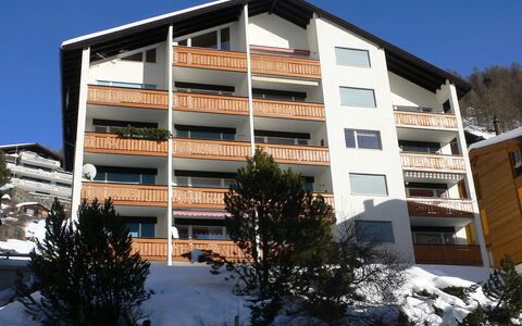 Zermatt 101: Bygning, Daytime, Himmel, Vindue, Plante, Træ, Urban Design, Ejerlejlighed, Kvarter